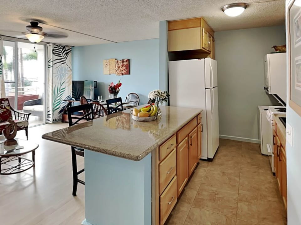 Full Kitchen - Countertop Seating for 2