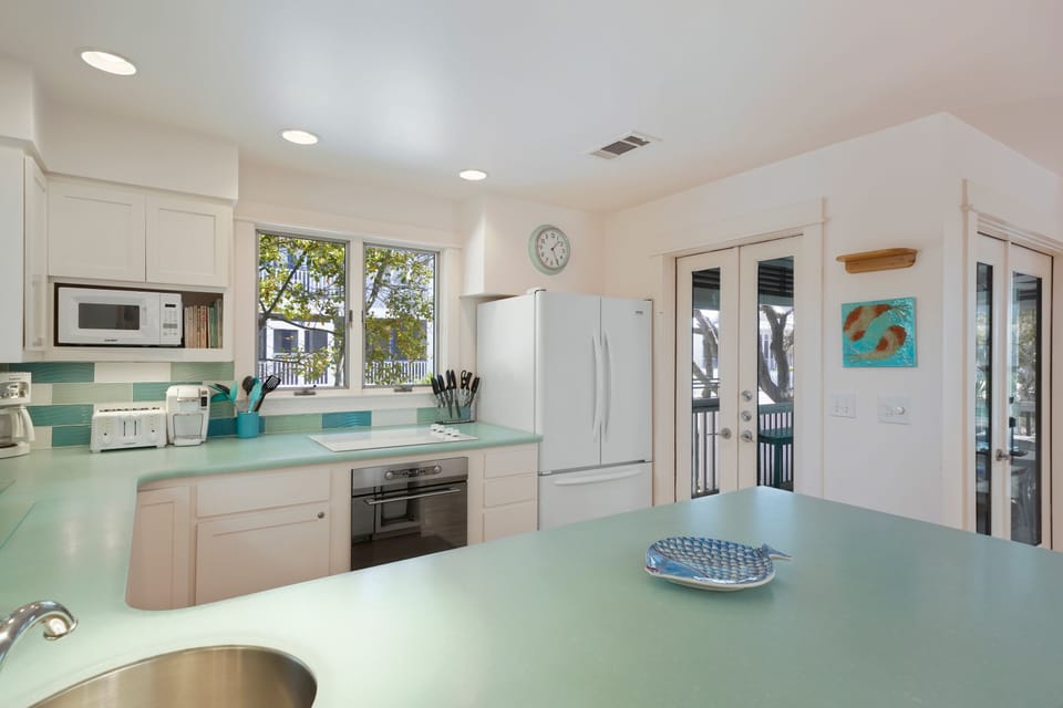 UPDATED OPEN KITCHEN W/ALL YOUR COOKING ESSENTIALS