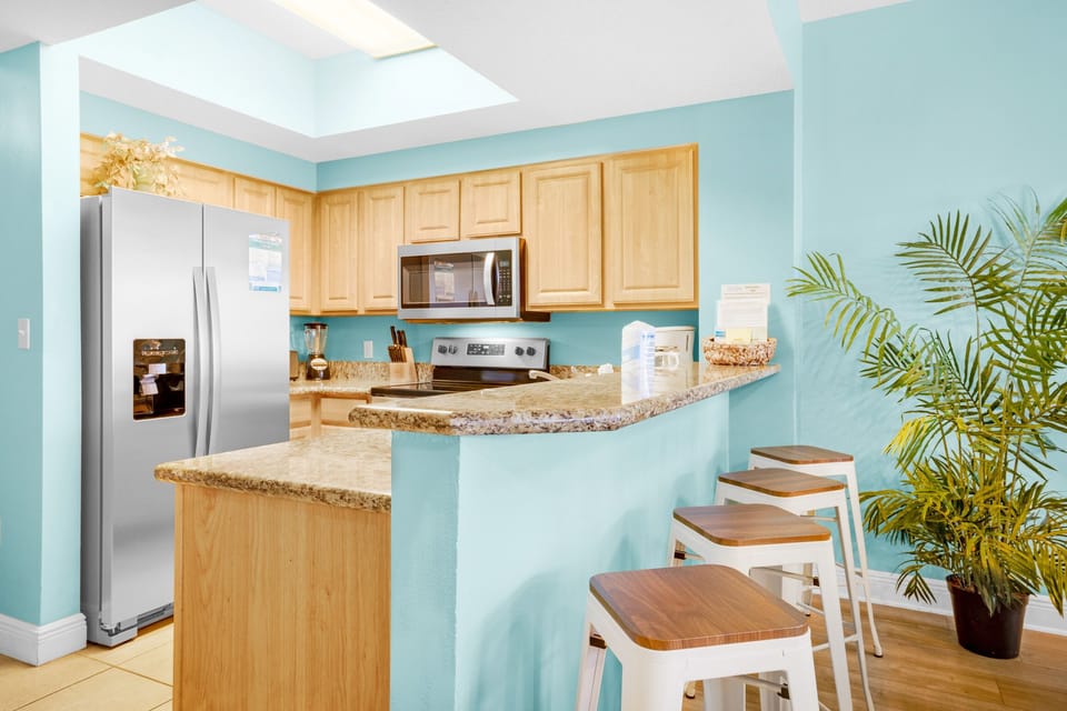 Eat-in kitchen bar seats 4