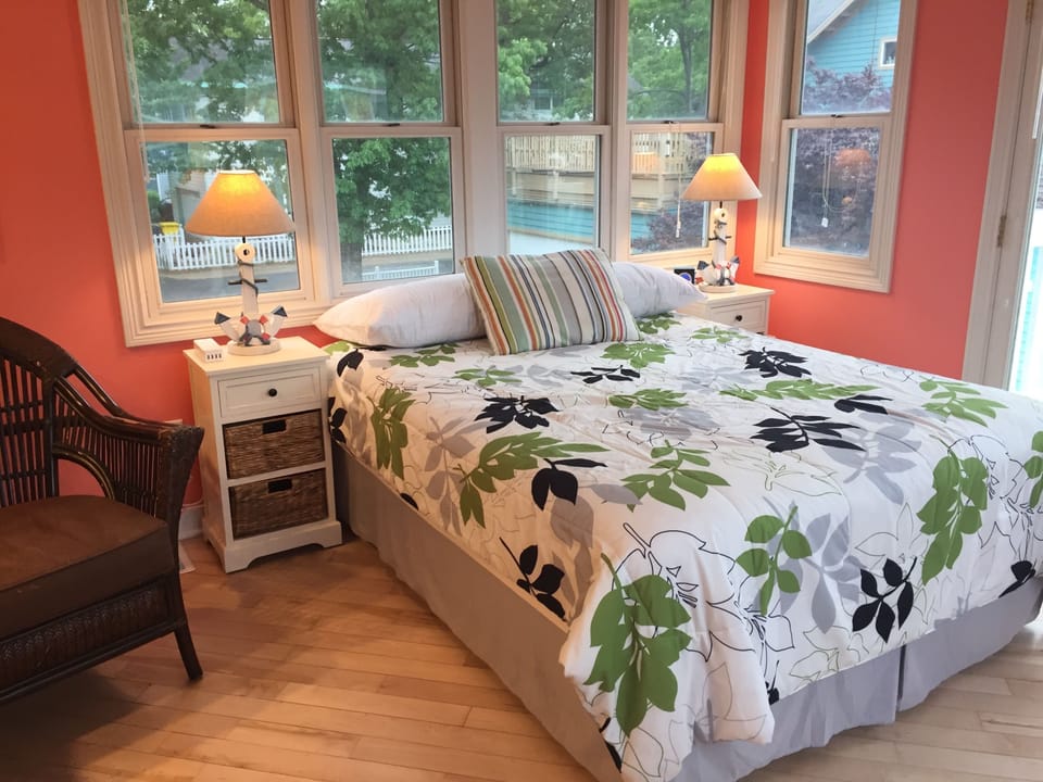 Main Level | Bedroom | Queen