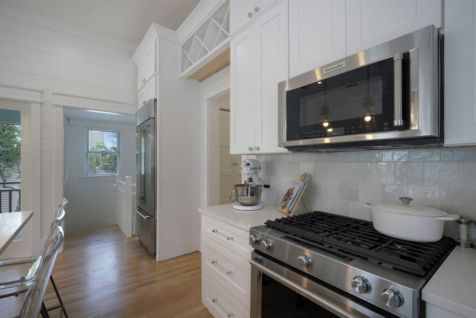 KITCHEN ALTERNATE VIEW