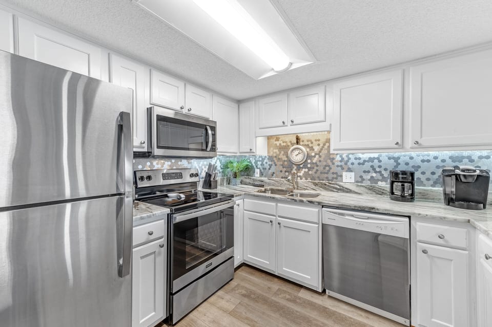 Fully Equipped Kitchen with Breakfast Bar
