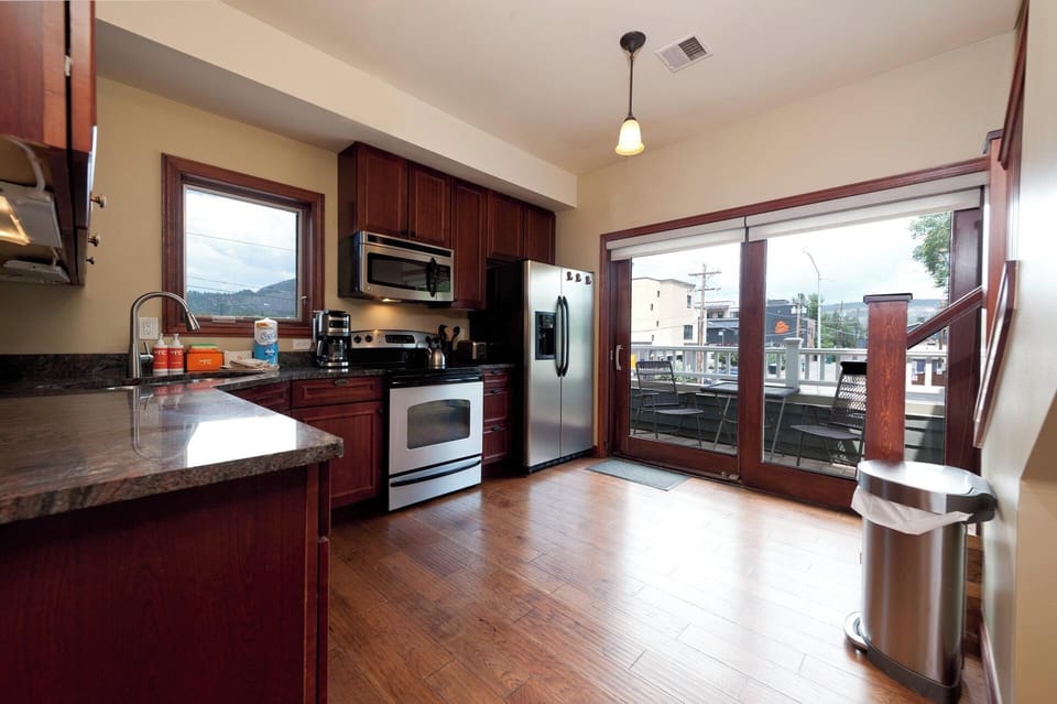 Fully stocked Kitchen / Deck