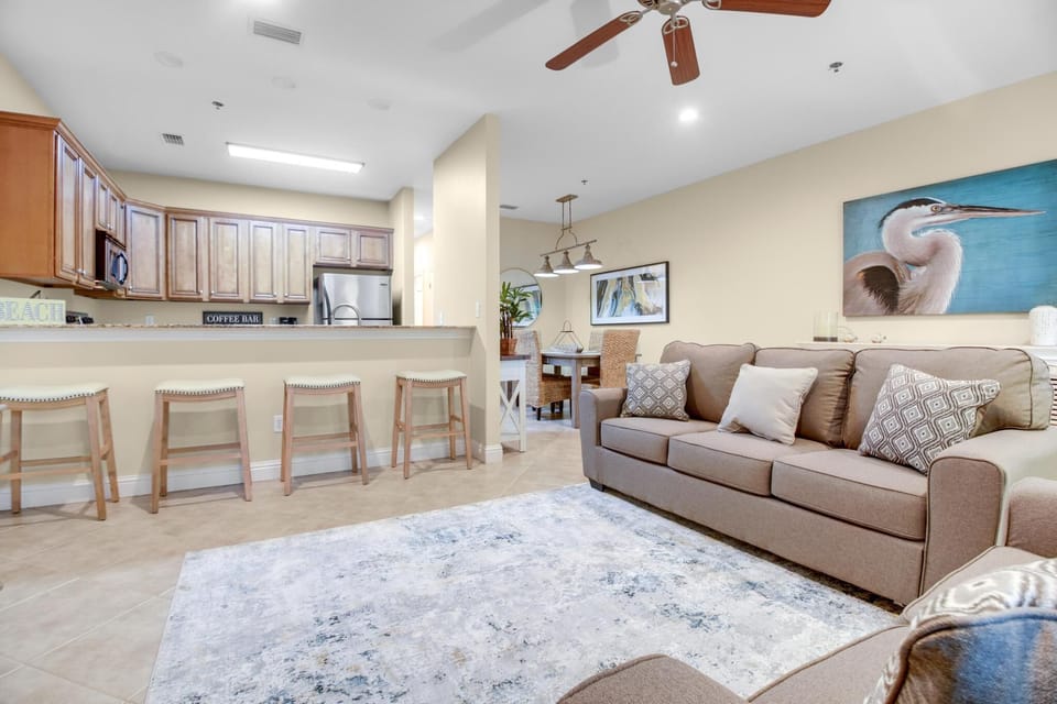 Living Area - The open design of this great unit ensures quality time can be spent together during your stay. This spectacular unit offers new furnishings, new lighting, and also new artwork.