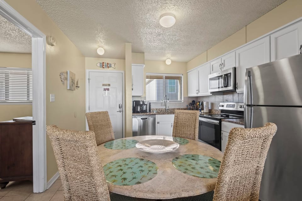 Kitchen/Dining Area - The dining area is open to the kitchen for convenience and features a table with seating for 4.