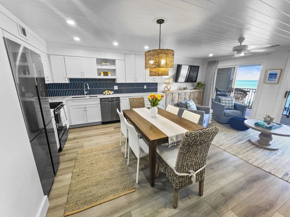 Endless Waves 208 | Dinning & Living Area