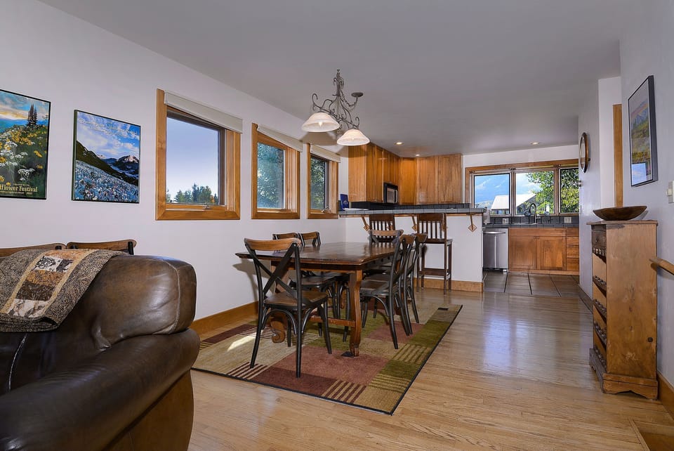 Dining/kitchen