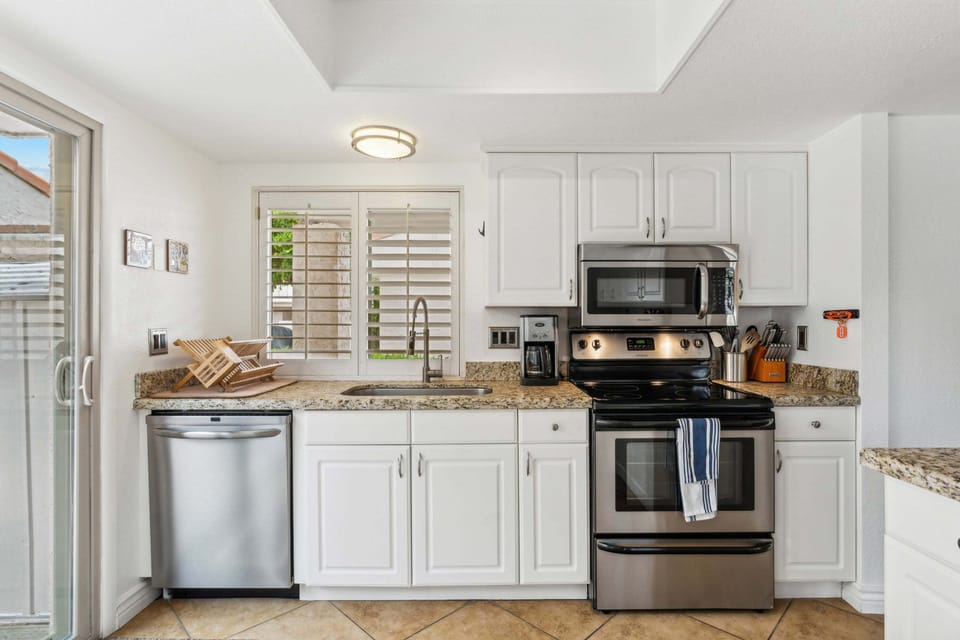 Fully stocked kitchen with all the essentials!