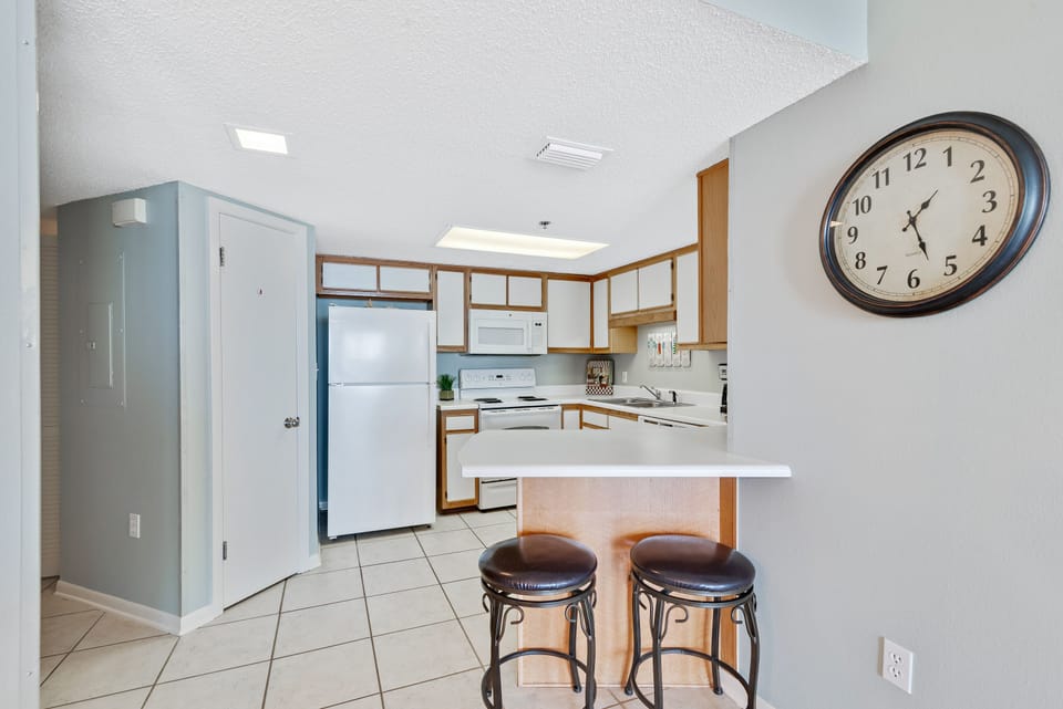 Full Size Kitchen with Extra Seating at the Breakfast Bar