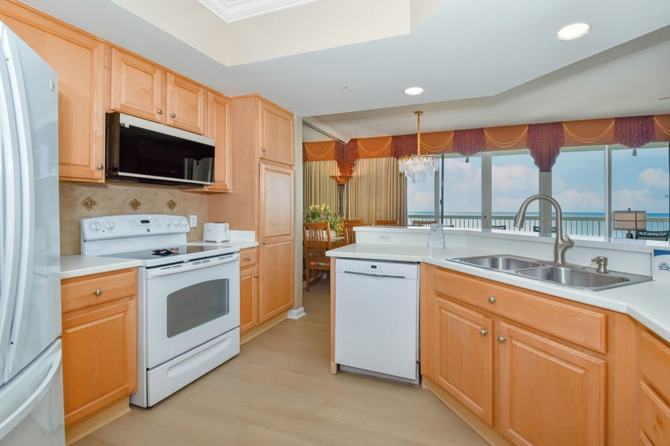 Silver Beach Towers East 704 - Fully Equipped Kitchen