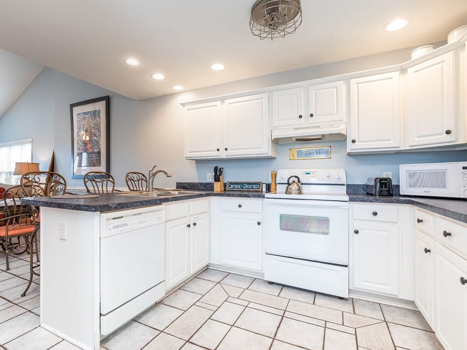 Fully Equipped Kitchen with Breakfast Bar