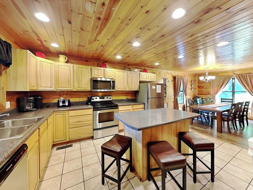 Breakfast Bar Island in the Kitchen