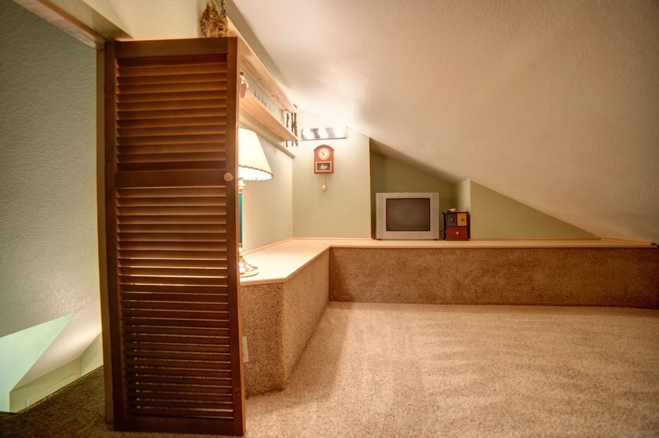 Moose Manor Loft - Small loft above guest bedroom