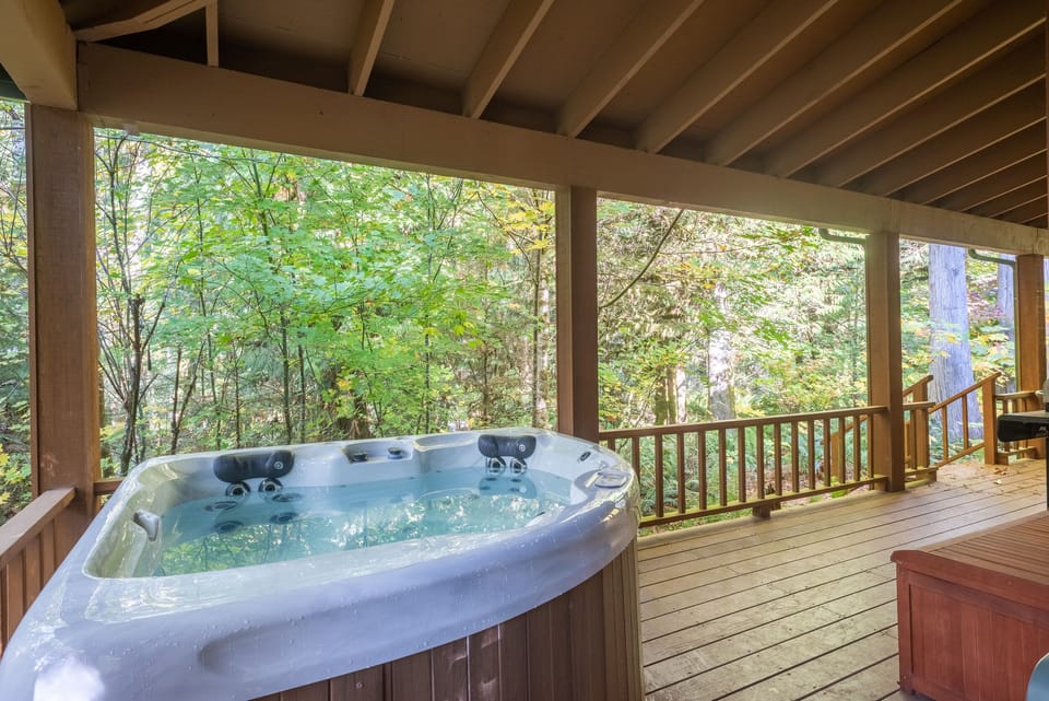 Hot Tub - Hot tub is located on the back porch.