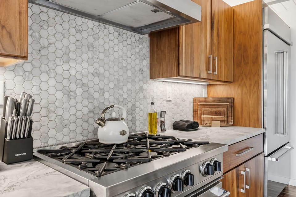Kitchen: Stainless steel appliances, bar seating for 4, gas range, coffee maker, kettle