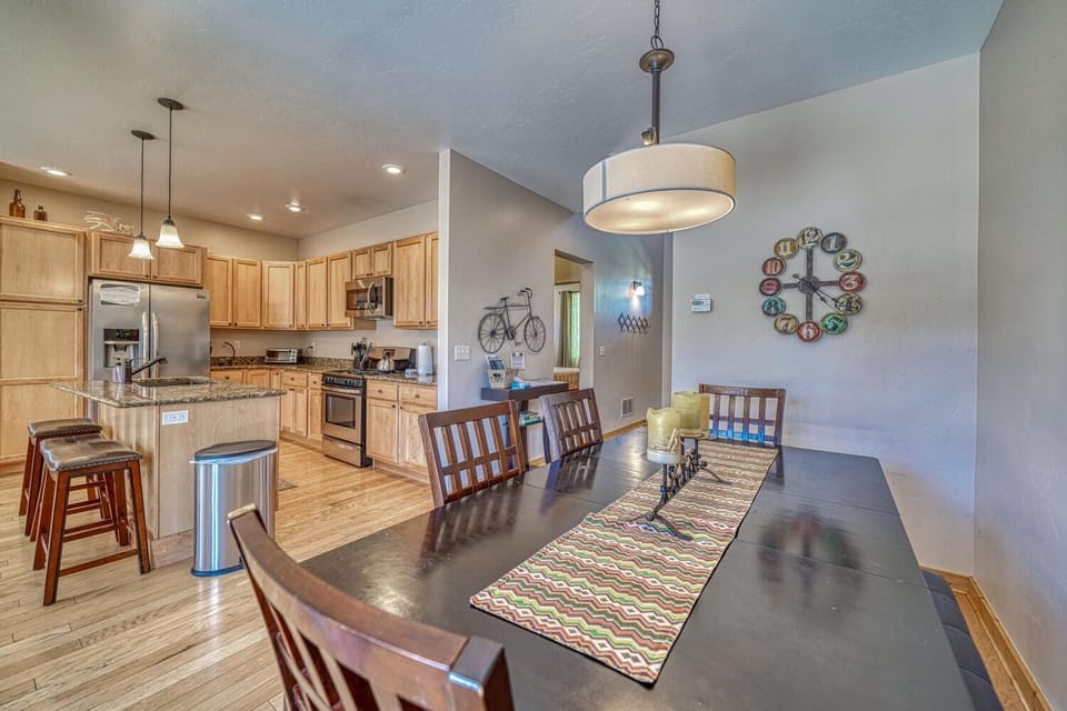 ~Open Dining and Kitchen Area
~Dining Table seating for 6
