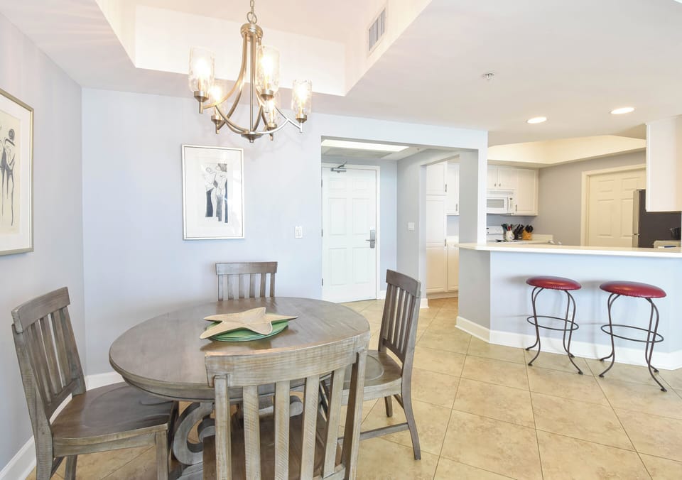 Silver Beach Towers East 702- Dining and Breakfast Bar Area