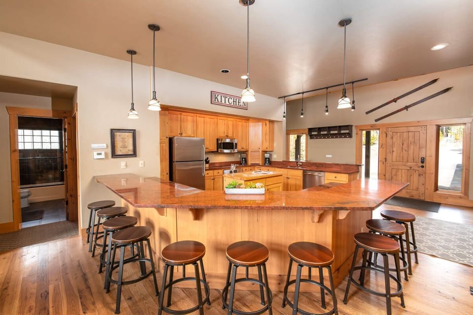 Seating for 10 at the breakfast bar