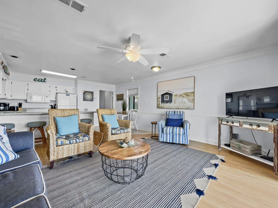 Emerald Shores 1001 | Living Area