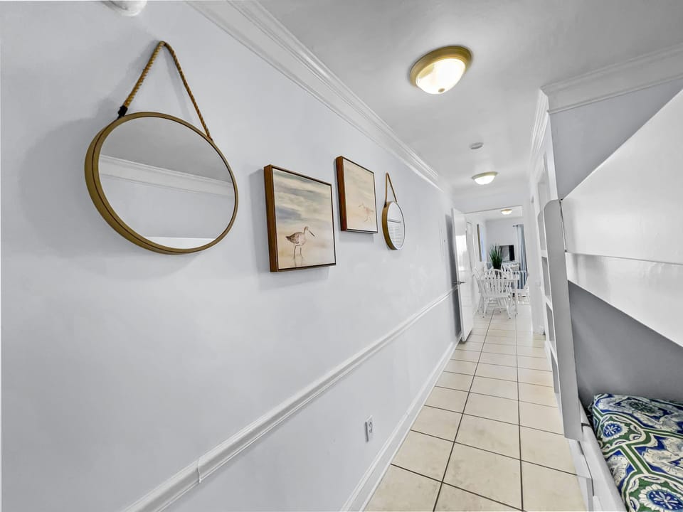 Emerald Shores 1001 | Hallway Bunks | Sleeps 2