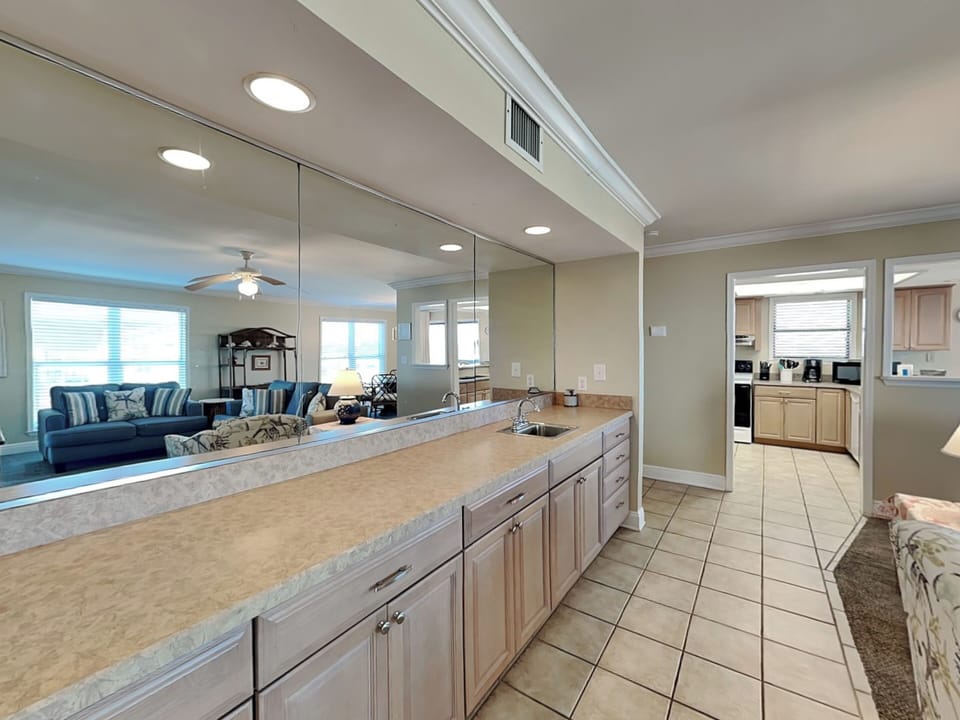 Living Area - Wet Bar