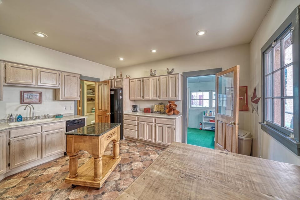 ~Oven and Stove Top
~Refrigerator
~Dishwasher
~Microwave
