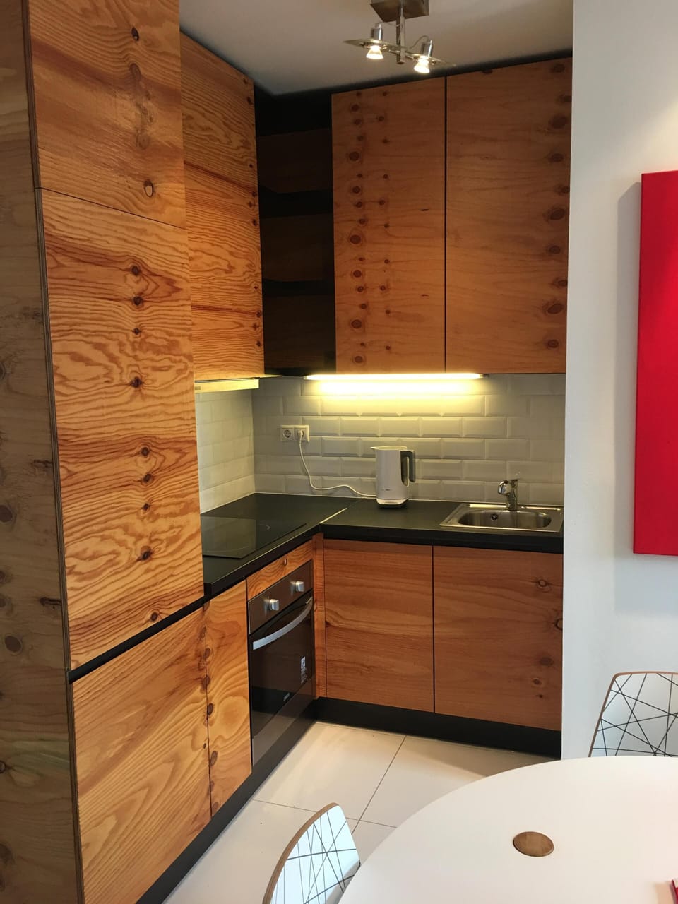 Good quality kitchen with fridge/freezer and full size oven and hob