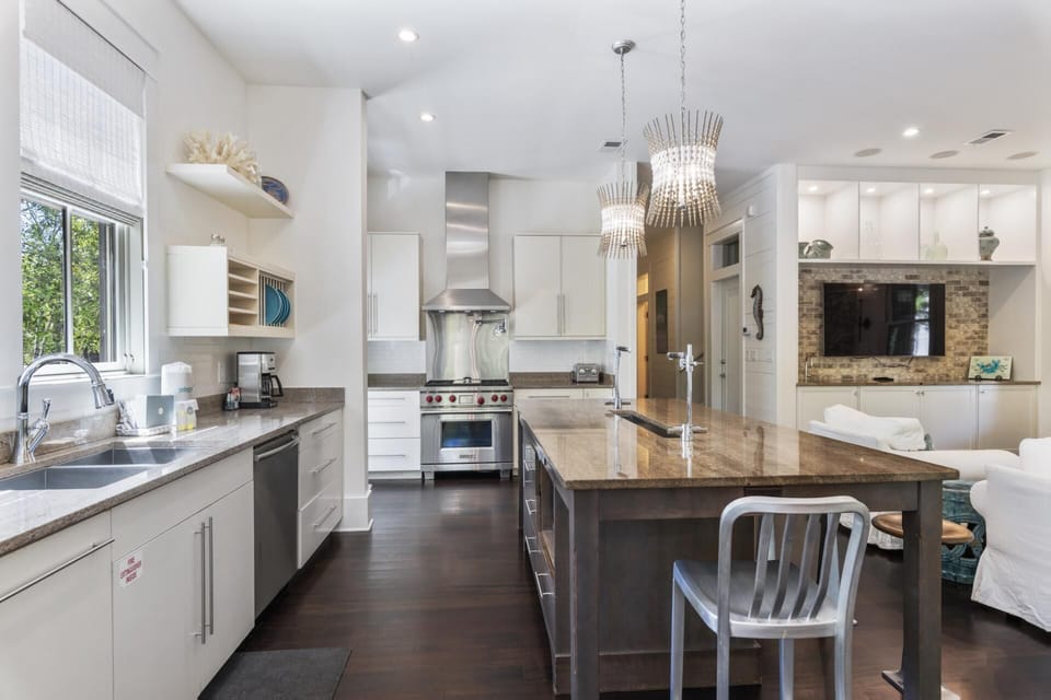 First Floor: Kitchen