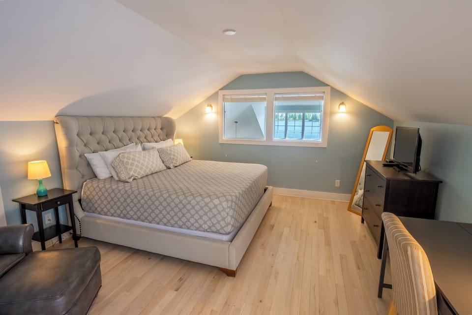 Second Level | Bedroom 4 | King | Daybed Trundle | Attached Bath