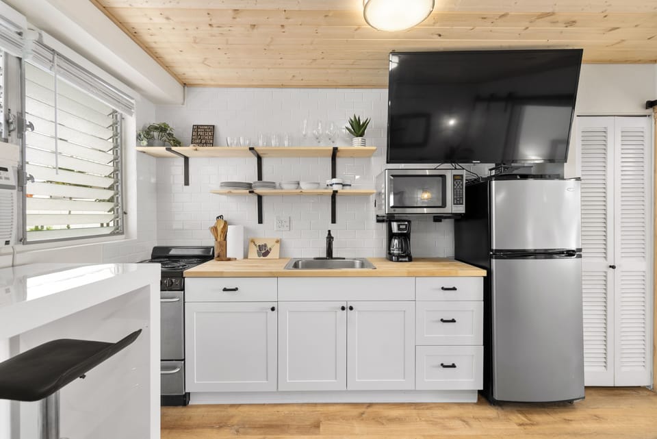 Spacious kitchen with flat screen TV - Spacious kitchen with flat screen TV