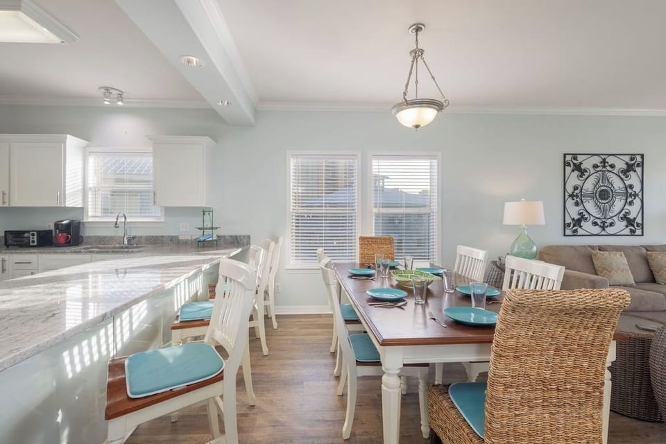 Kitchen/Dining - The open dining area features a table with seating for 6, with additional seats offered at the adjacent bar.