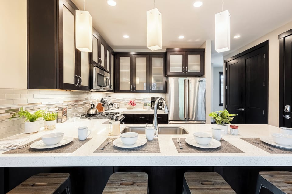 Fully Equipped Kitchen with Bar Seating for 4