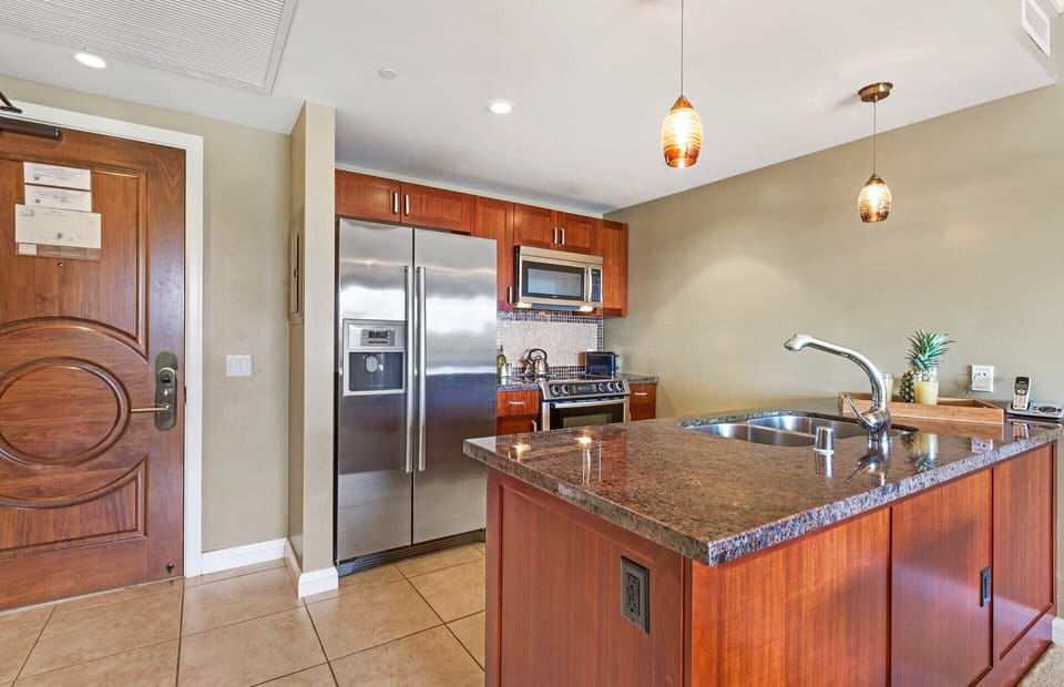 Prepare meals or refreshments in the full gourmet kitchen
                