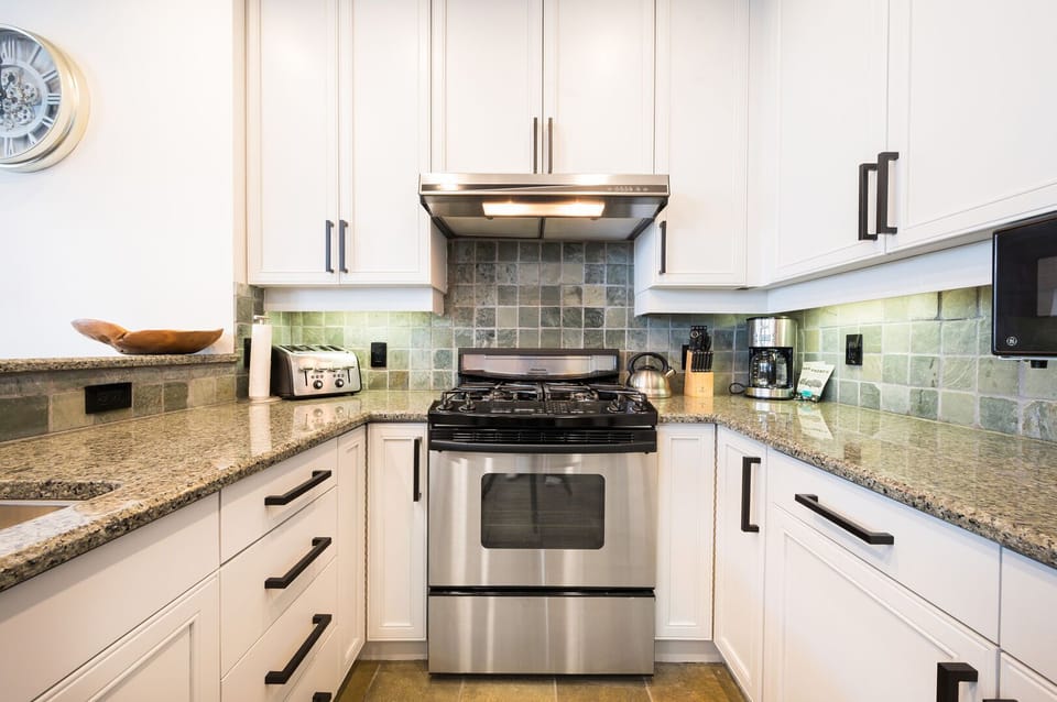 Cook like a pro in this fully equipped, gourmet kitchen