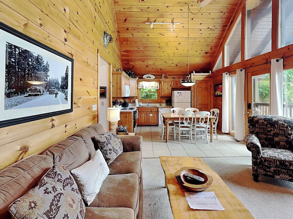Open Floor Plan w. Sleeper Sofa, Fireplace, Smart TV, Deck Access