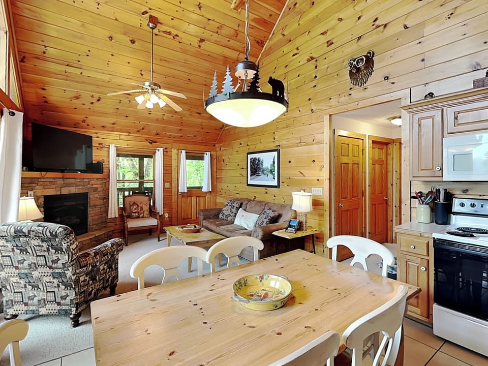 Dining Area w. Seating for 6