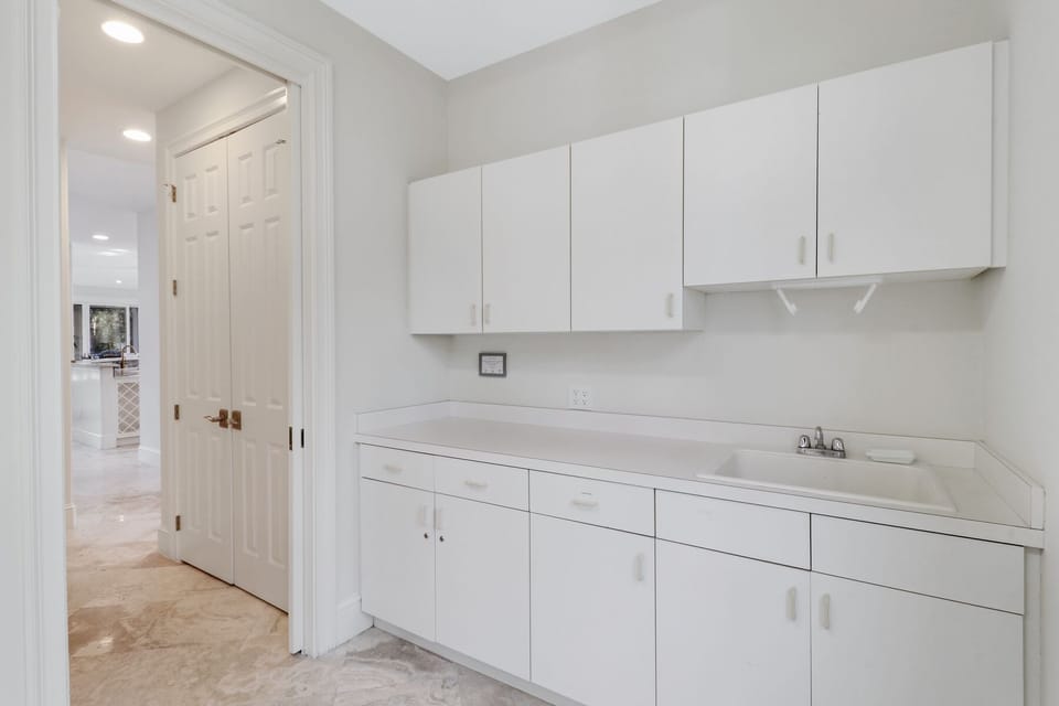 11 Painted Bunting - Laundry Room (1st Floor)