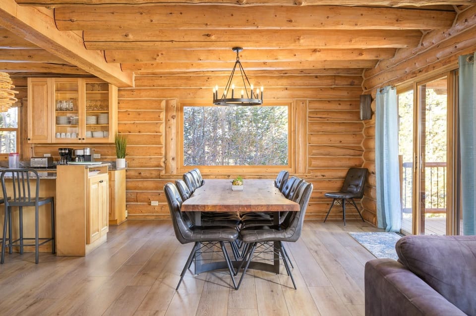 Open floor plan leads into the kitchen