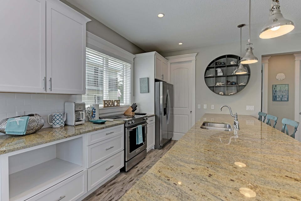 Kitchen has a large kitchen island