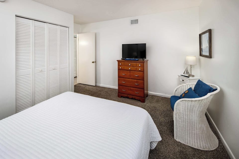 Second bedroom with TV