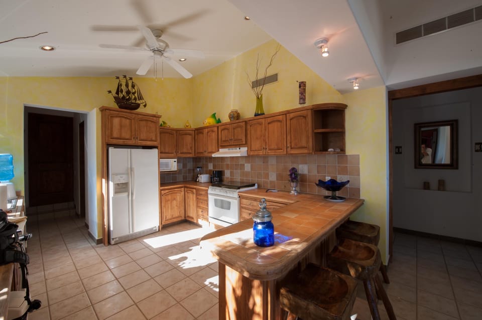 Full Kitchen with dishwasher. Chef service available!