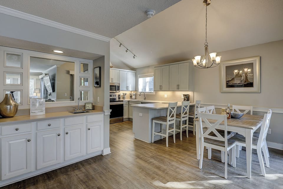 Wet Bar, Dining Area & Kitchen
