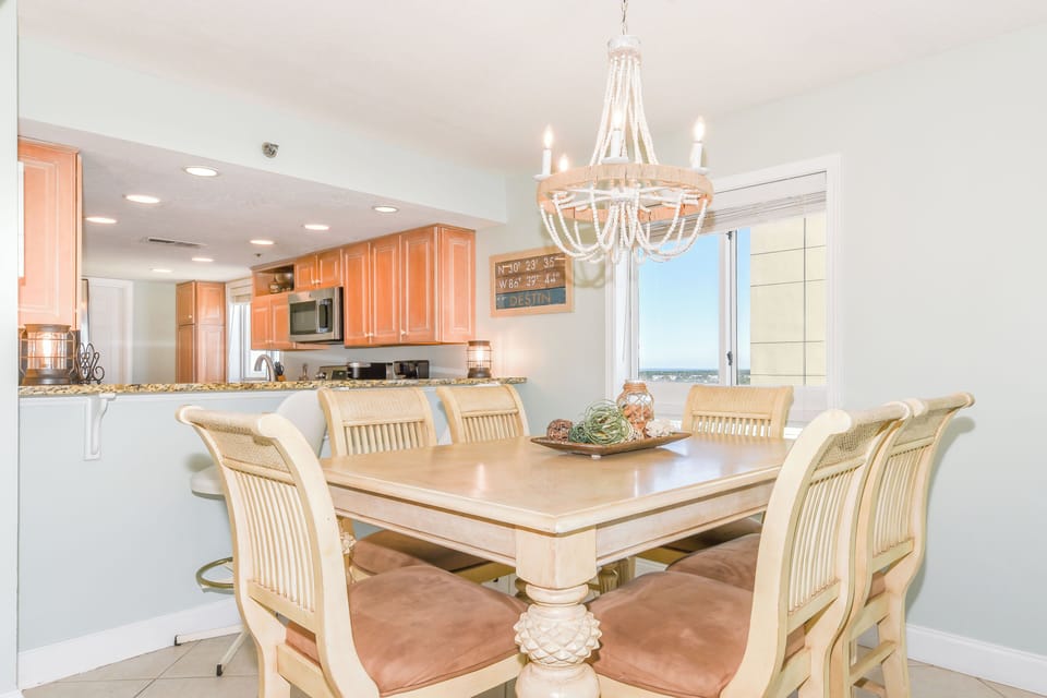 Destin Towers 131- Dining Area