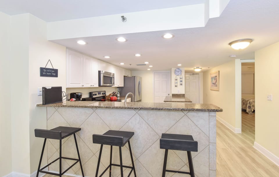 Destin Towers 92 - Breakfast Bar Area