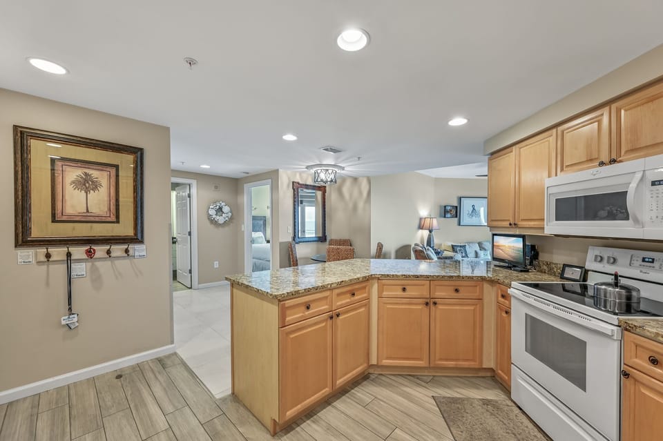Kitchen & Entry