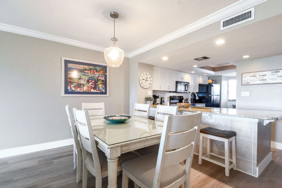 Edgewater Beach 301- Dining Area