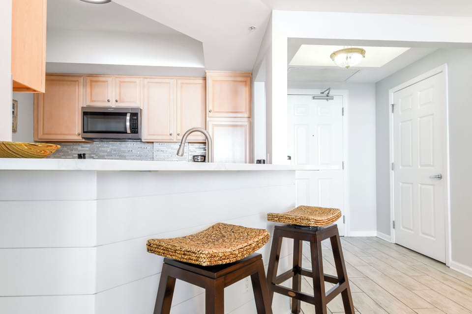 Silver Beach Towers East 1405- Breakfast Bar