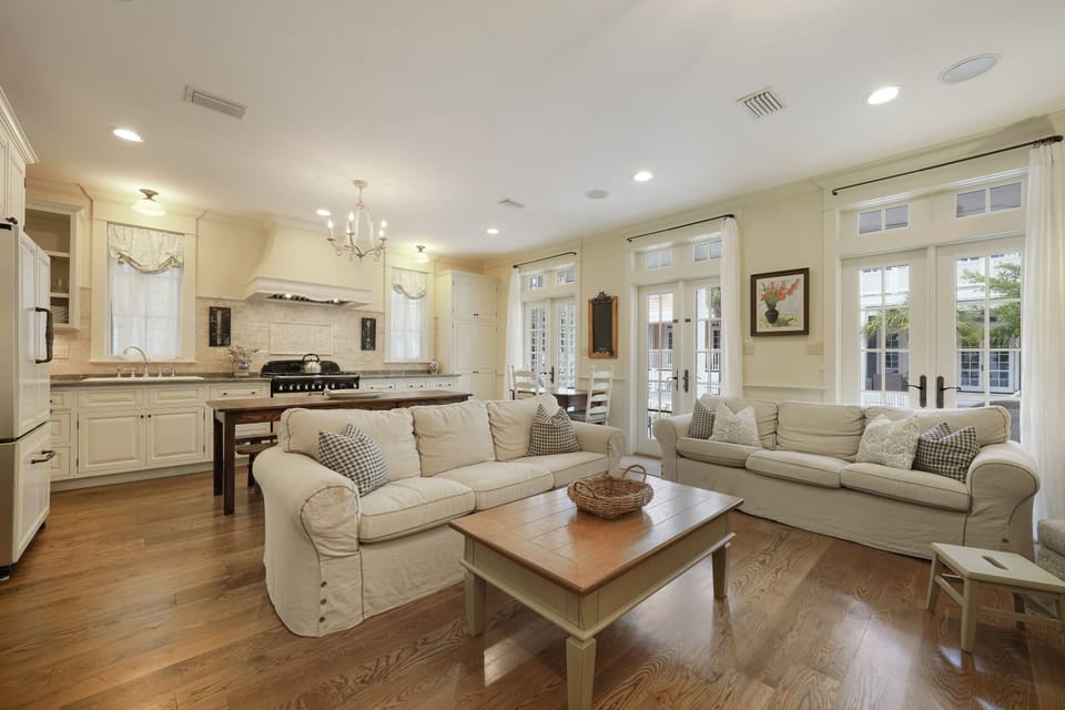 LUXURY HOME W/OPEN LIVING AND ADJACENT CHEF'S KITCHEN
