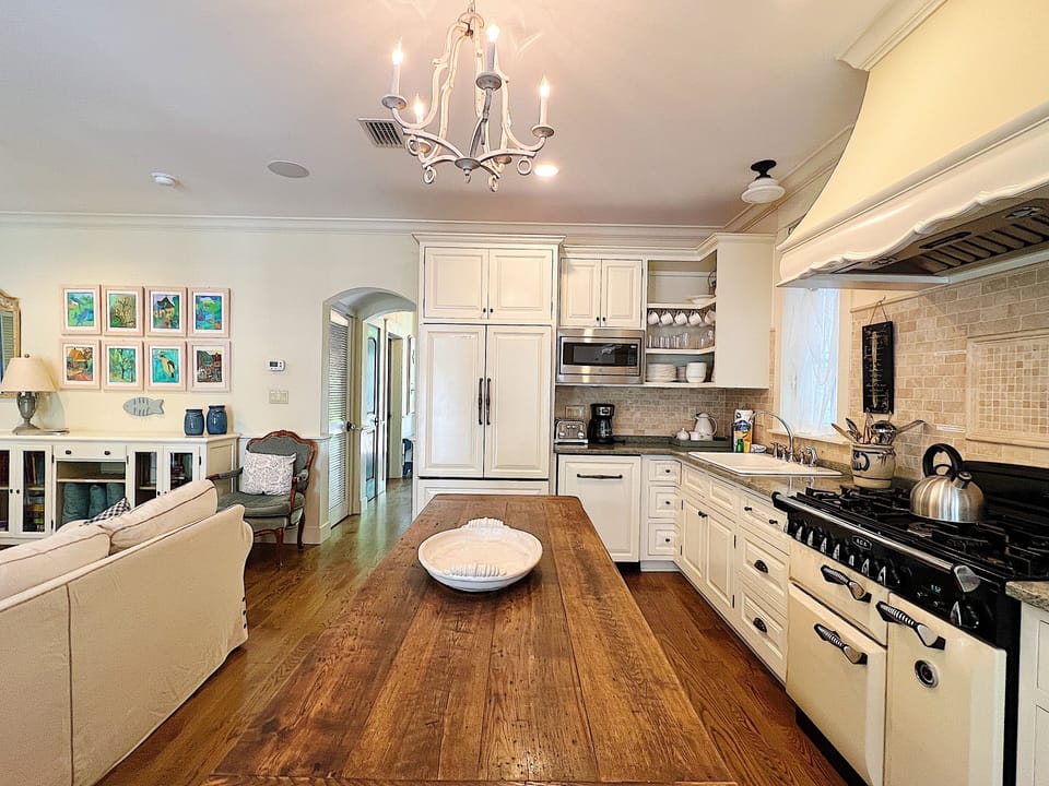 ADJACENT CHEF'S KITCHEN AND DINING AREA