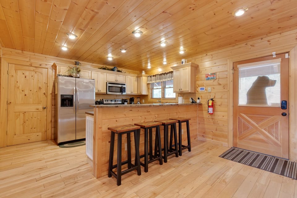 Kitchen w/ Breakfast Bar Seating for 4